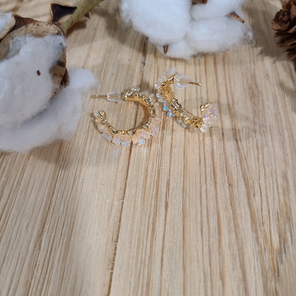 🌼🌼NEW🌼🌼VERY PRETTY!! Irridecent Flower Hoop Earrings in GOLD - Picture 7 of 16